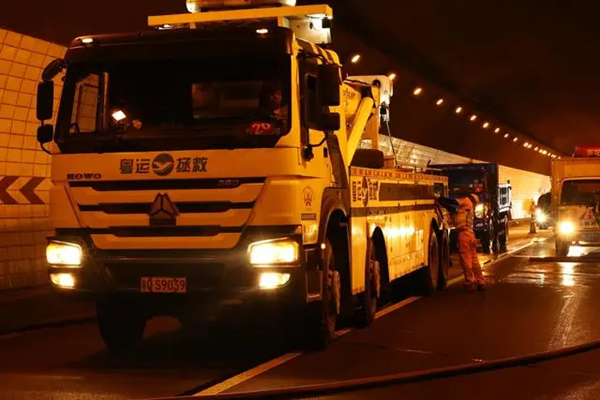 云浮消防开展高速公路隧道灭火救援实战演练